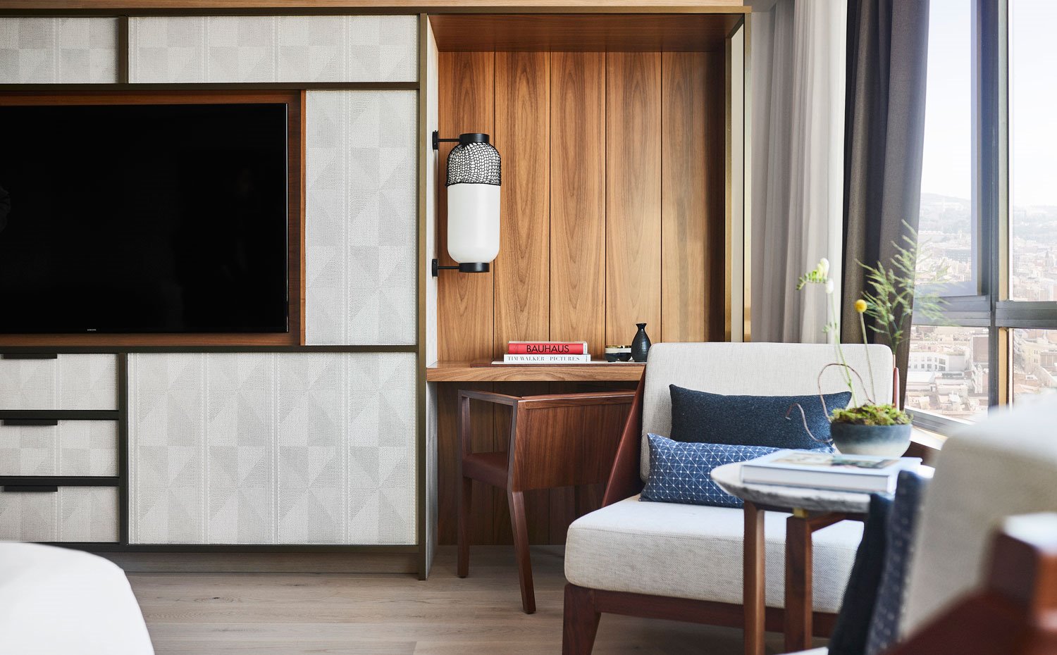 Detalle habitación hotel Nobu con televisor y butacas