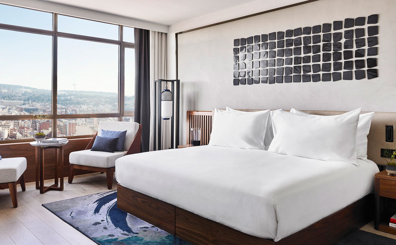 Dormitorio con mobiliario de madera y vistas panorámicas sobre la ciudad