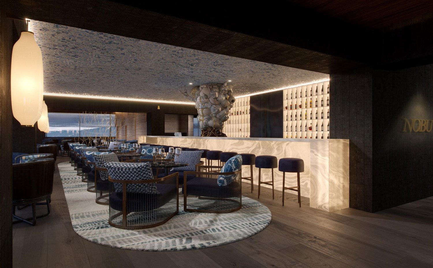 Interior del restaurante Nobu conb butacas de grandes dimensiones y decoración de inspiración marina