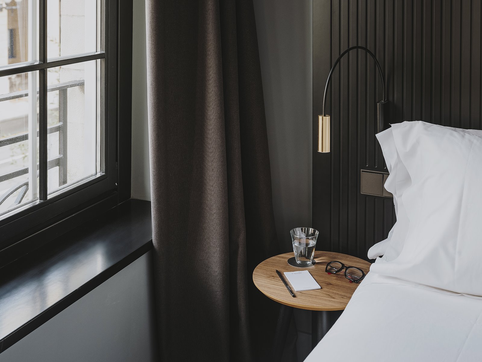 Detalle de la mesilla de noche de una de las habitaciones del hotel moderne en Gijon
