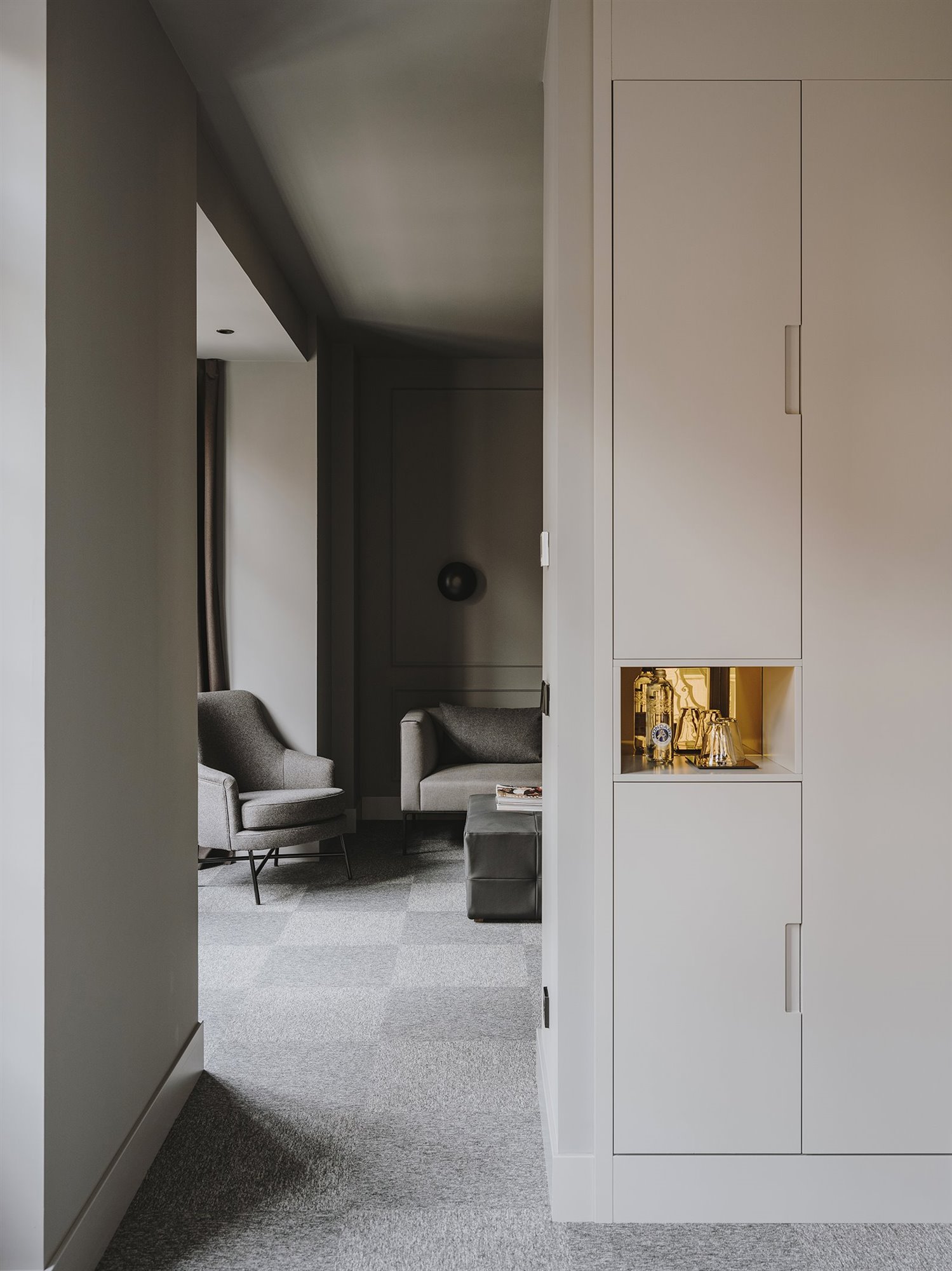 Suite con sofas grises del hotel moderne en Gijon
