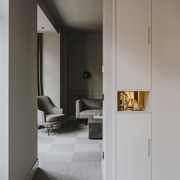 Suite con sofas grises del hotel moderne en Gijon