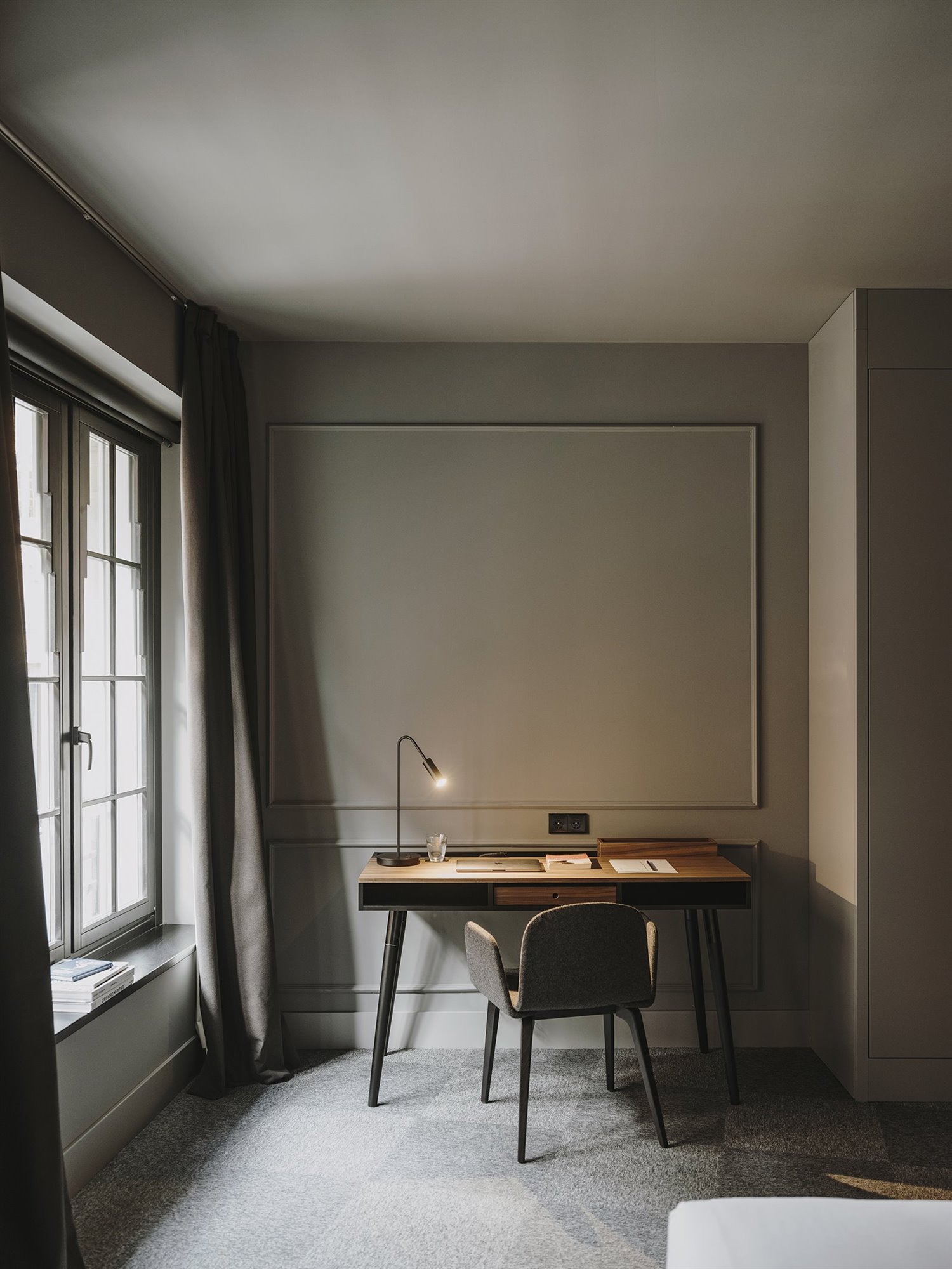 Zona de trabajo en una de las habitaciones del hotel moderne en Gijon