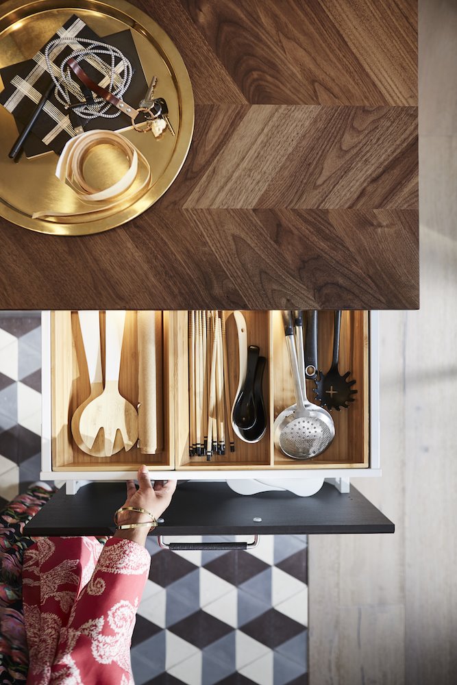 Cajon de cocina ordenado y con luz de Ikea
