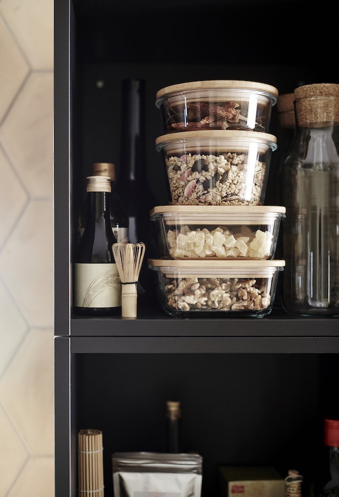 Cocina con botes e cristal ordenada de Ikea
