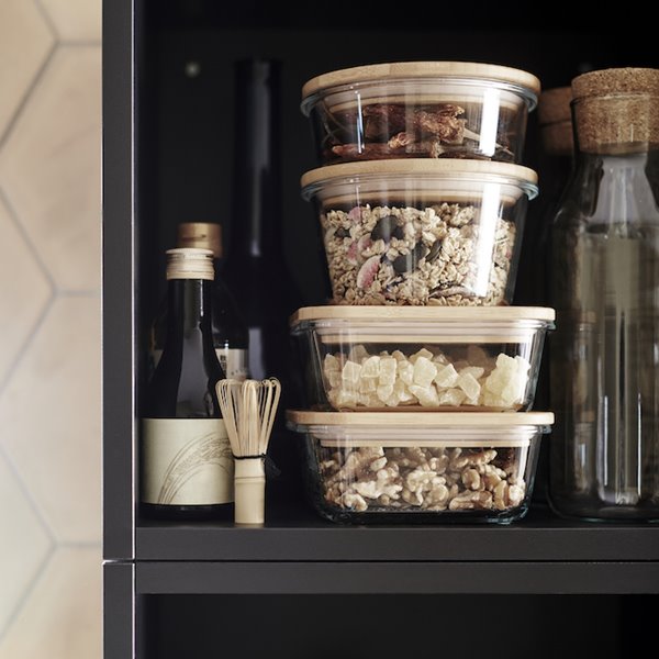Cocina con botes e cristal ordenada de Ikea