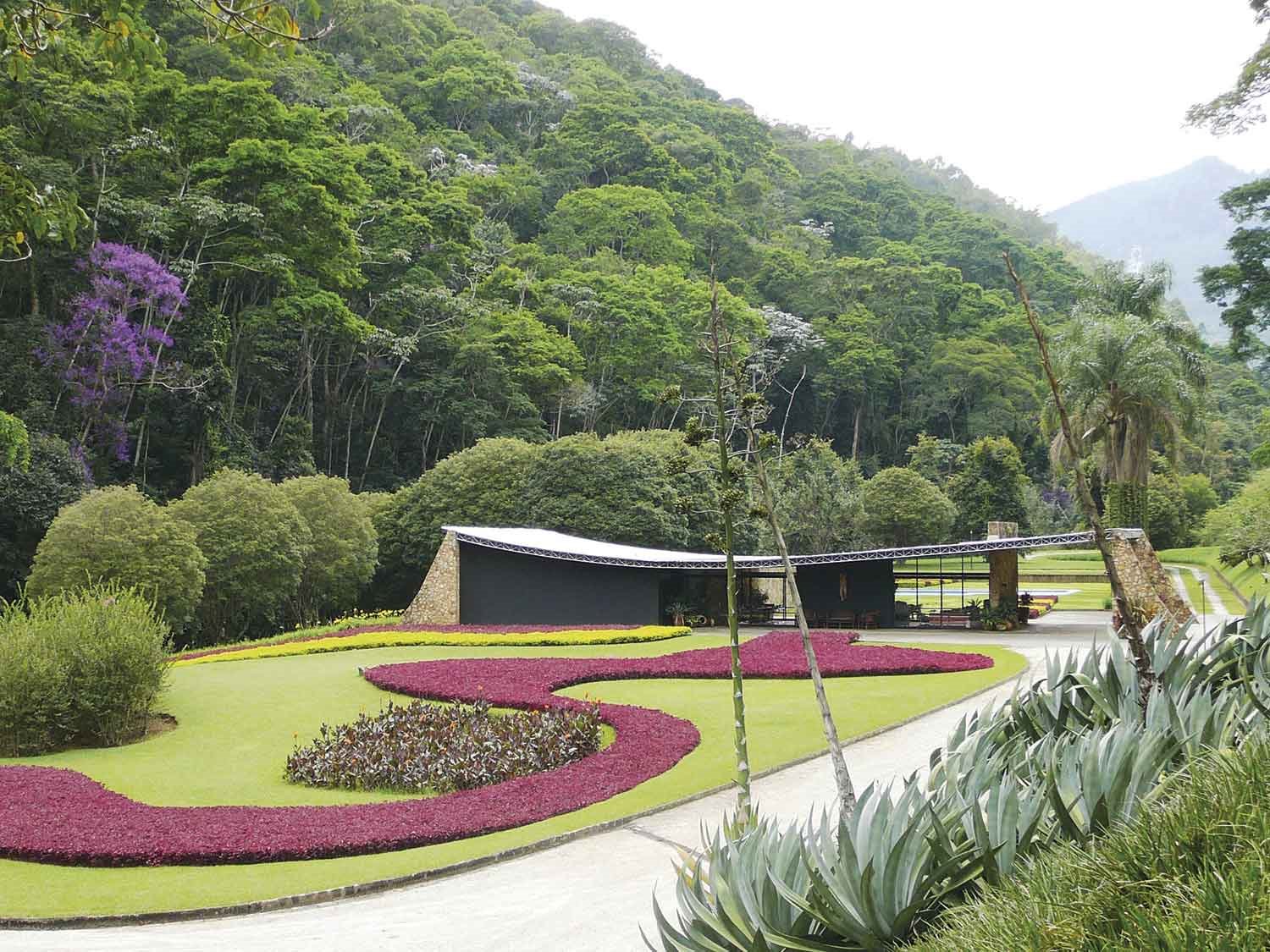 Casa Cavanelas de Oscar Niemayer exposición Brazilian Modern: The Living Art of Roberto Burle Marx en el New York Botanical Garden