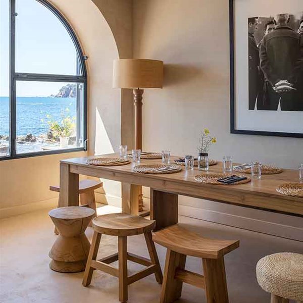 El estudio Tarruella Trenchs cambia el look de este conocido restaurante junto al mar