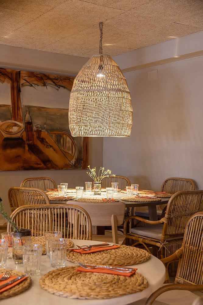 restaurante-TRAGAMAR-en-la-costa-brava-de-TArruella-Trenchs-lampara-y-mesa Meritxell Arjalaguer 1380