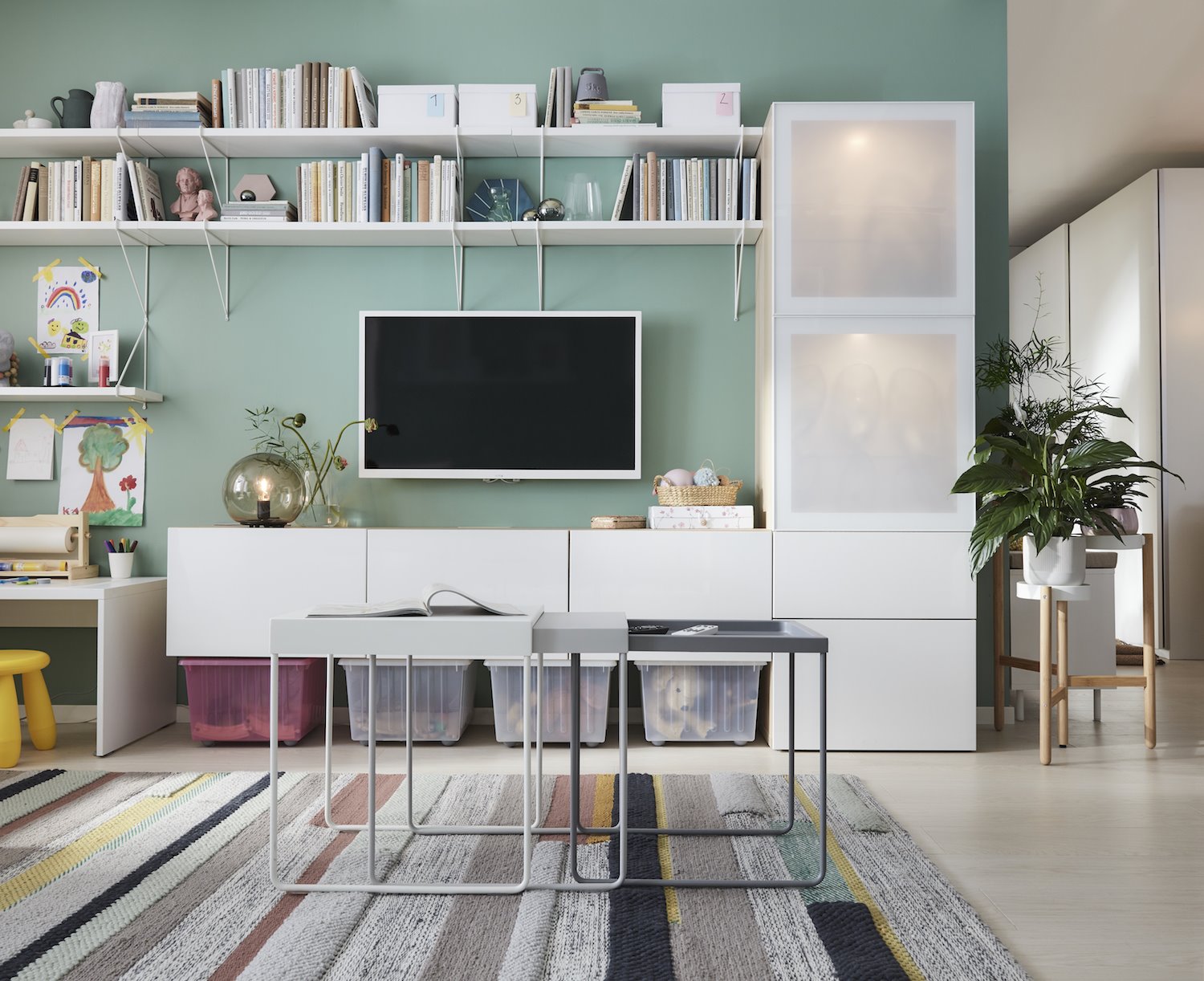 Salon con mesas auxiliares y estanterias orden Ikea