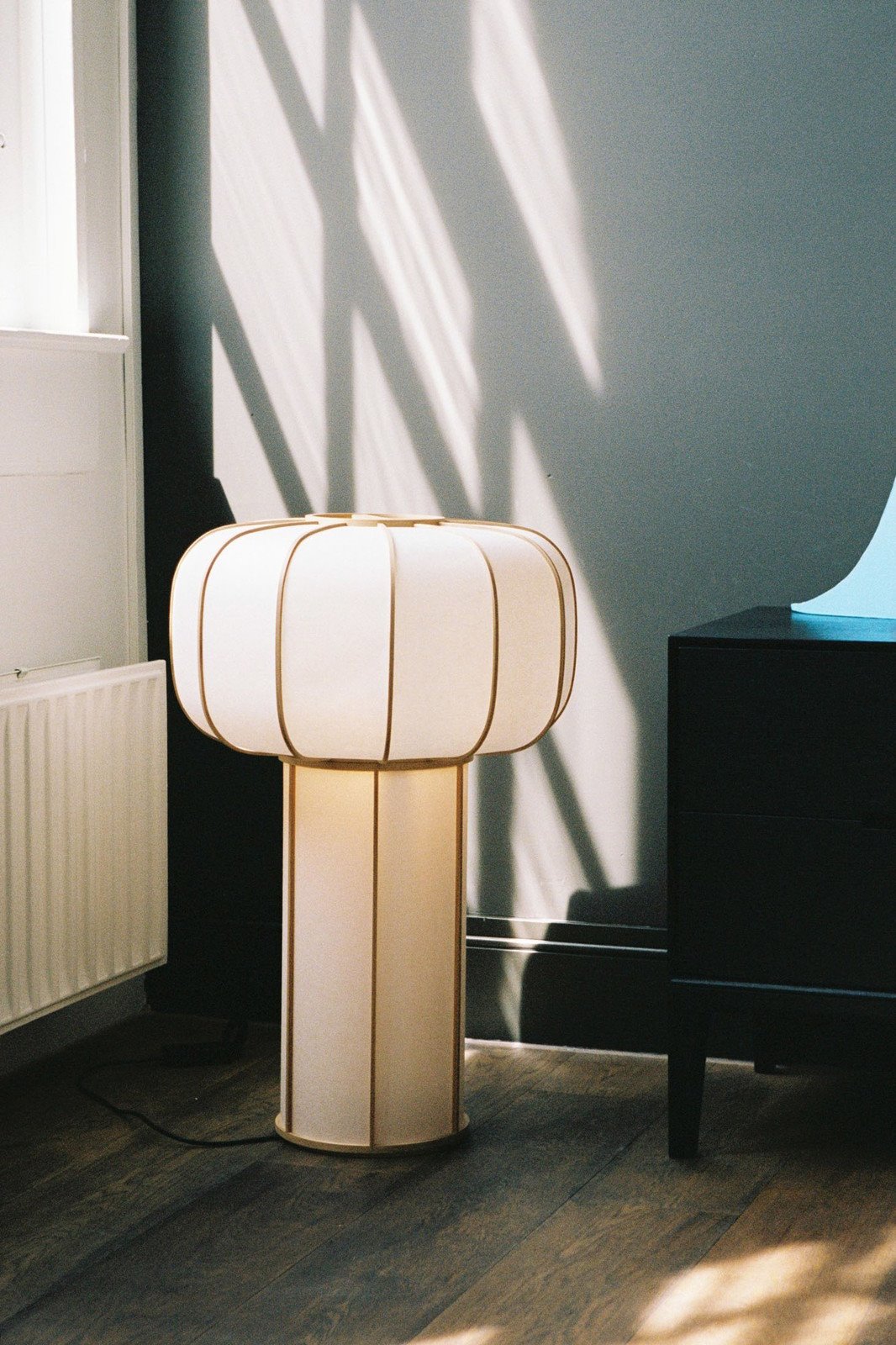 Tienda en Amsterdam de mobiliario moderno Time & Style creada por Kengo Kuma lampara de sobremesa de papel