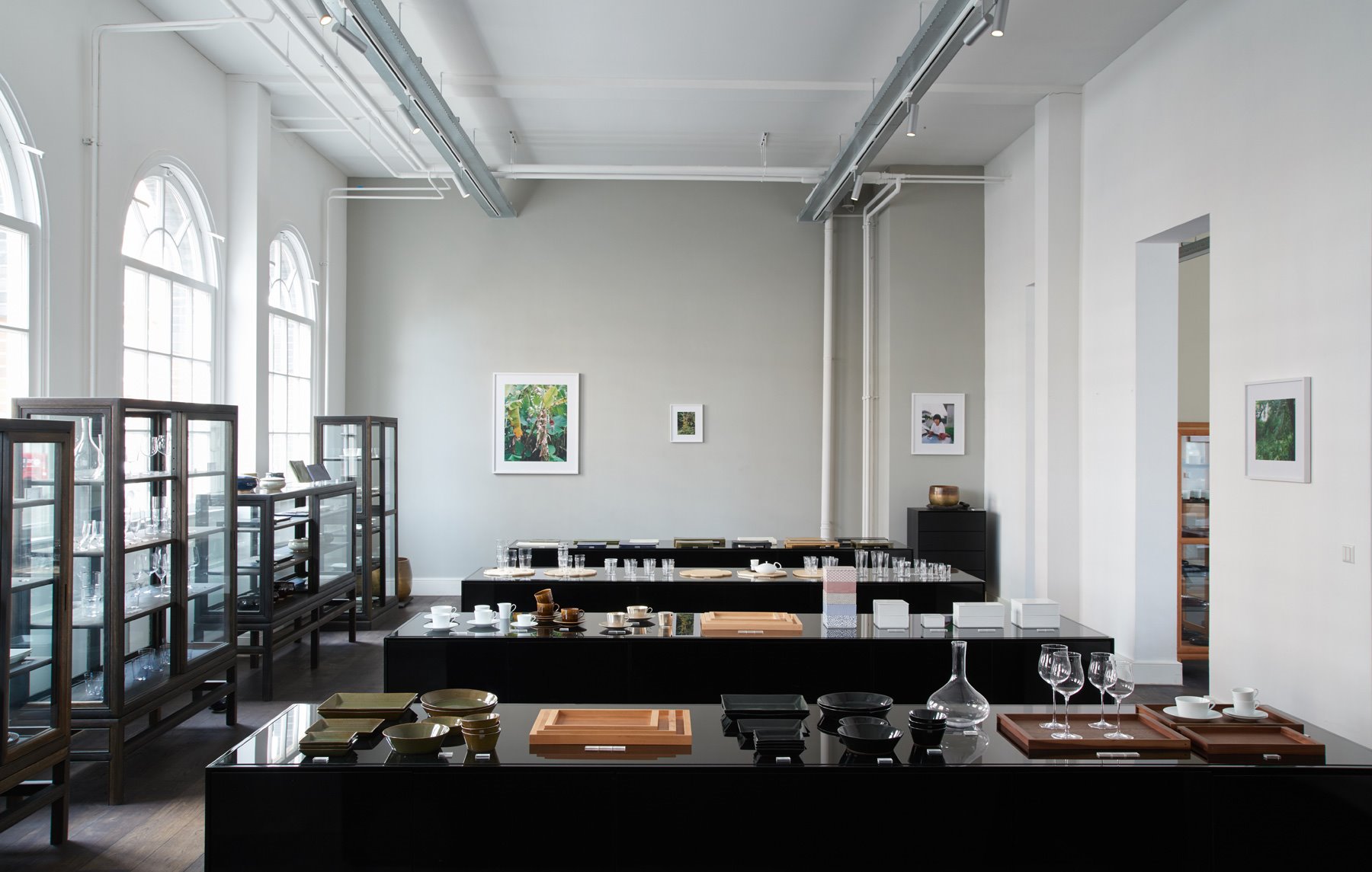 Tienda en Amsterdam de mobiliario moderno Time & Style creada por Kengo Kuma platos de ceramica y madera y copas de cristal