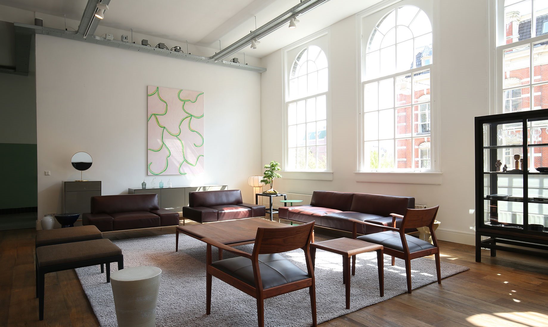 Tienda en Amsterdam de mobiliario moderno Time & Style creada por Kengo Kuma sillas de madera y sofas de cuero