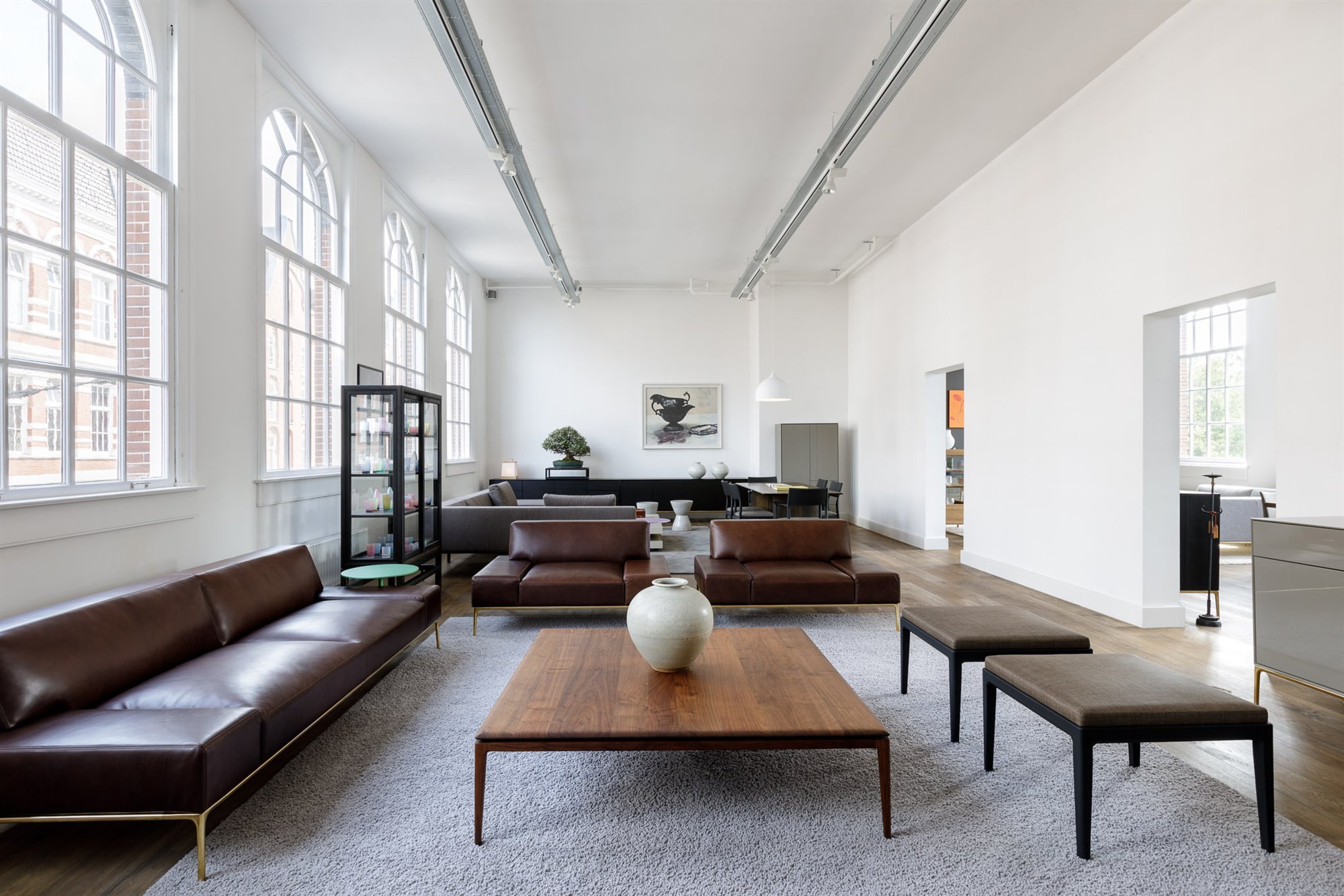 Tienda en Amsterdam de mobiliario moderno Time & Style creada por Kengo Kuma sofas de cuero marron