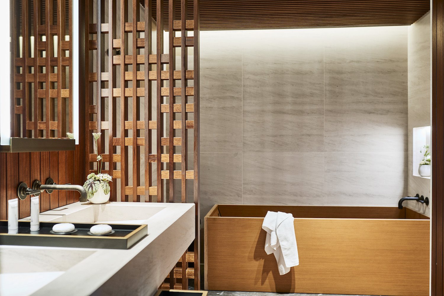 Bano con banera de madera hotel nobu robert de niro barcelona