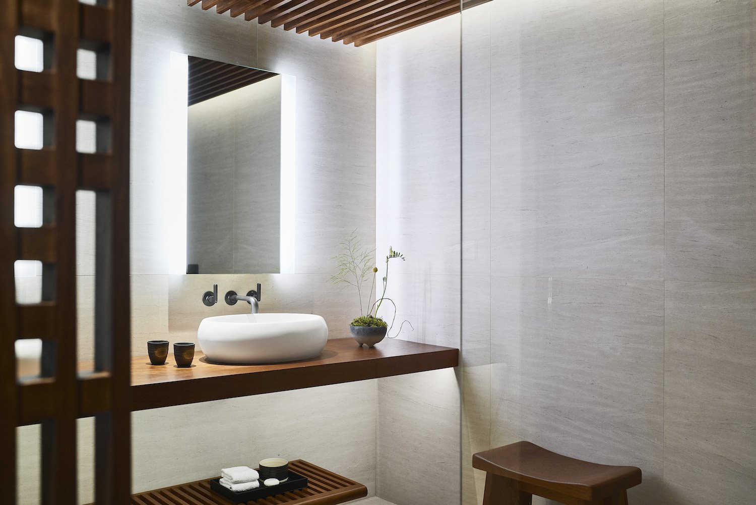 Bano del hotel nobu de Robert de Niro en Barcelona encimera de madera