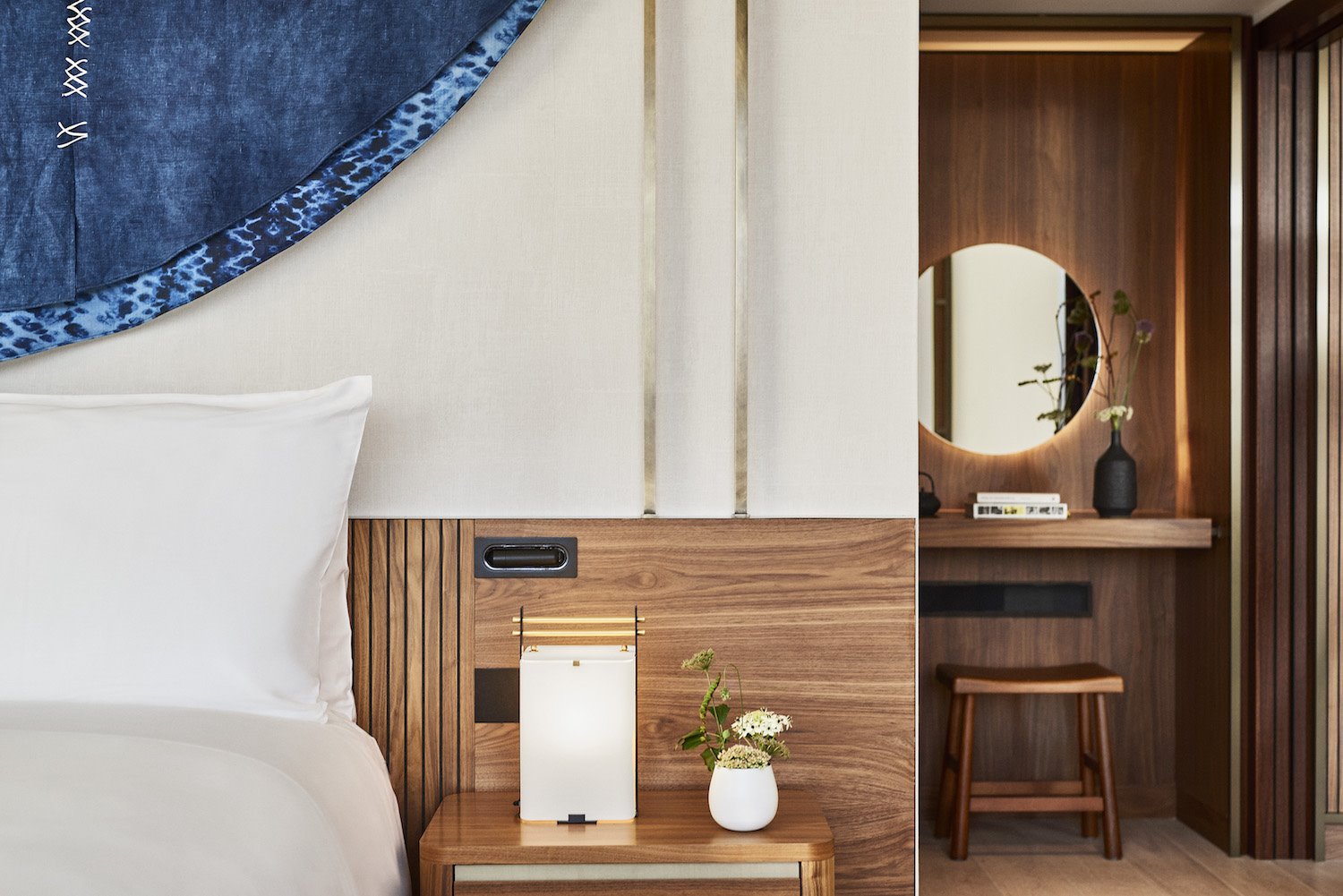 Cama con lampara auxiliar hotel nobu robert de niro barcelona
