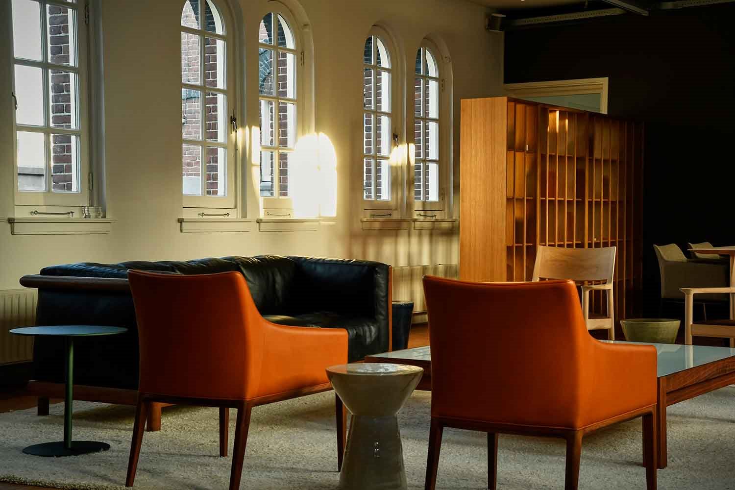 interior-de-la-tienda-Time-and-Style-de-Amsterdam-ventanas-y-sofas