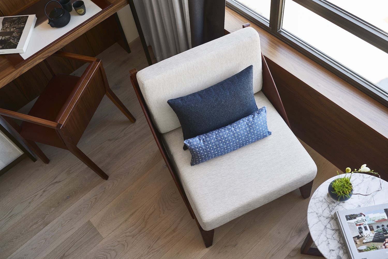Sillon gris con patas de madera del hotel Nobu de Robert de Niro en Barcelona