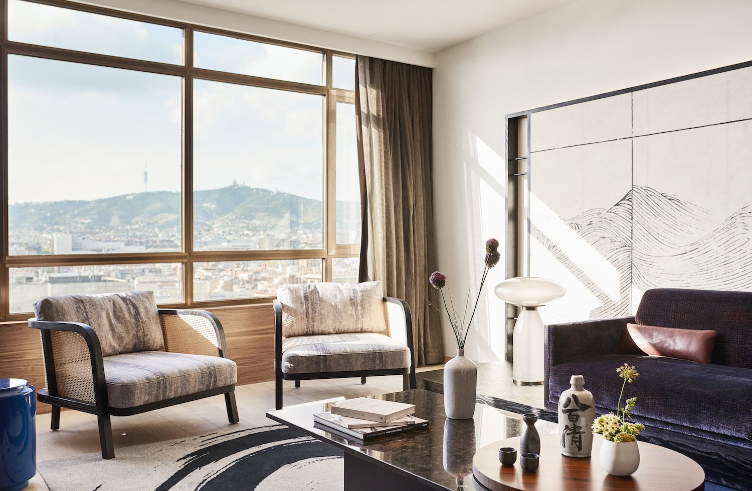 Suite con butacas y vistas a Barcelona del hotel nobu de Robert de Niro
