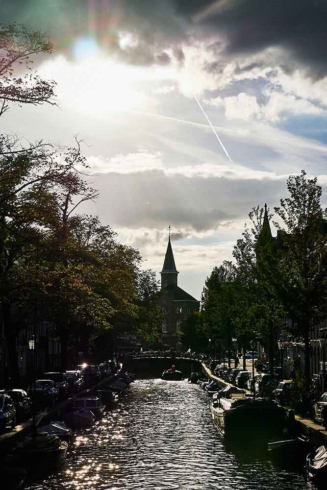 tienda-Time-and-style-Amsterdam-edificio-histórico-junto-al-canal