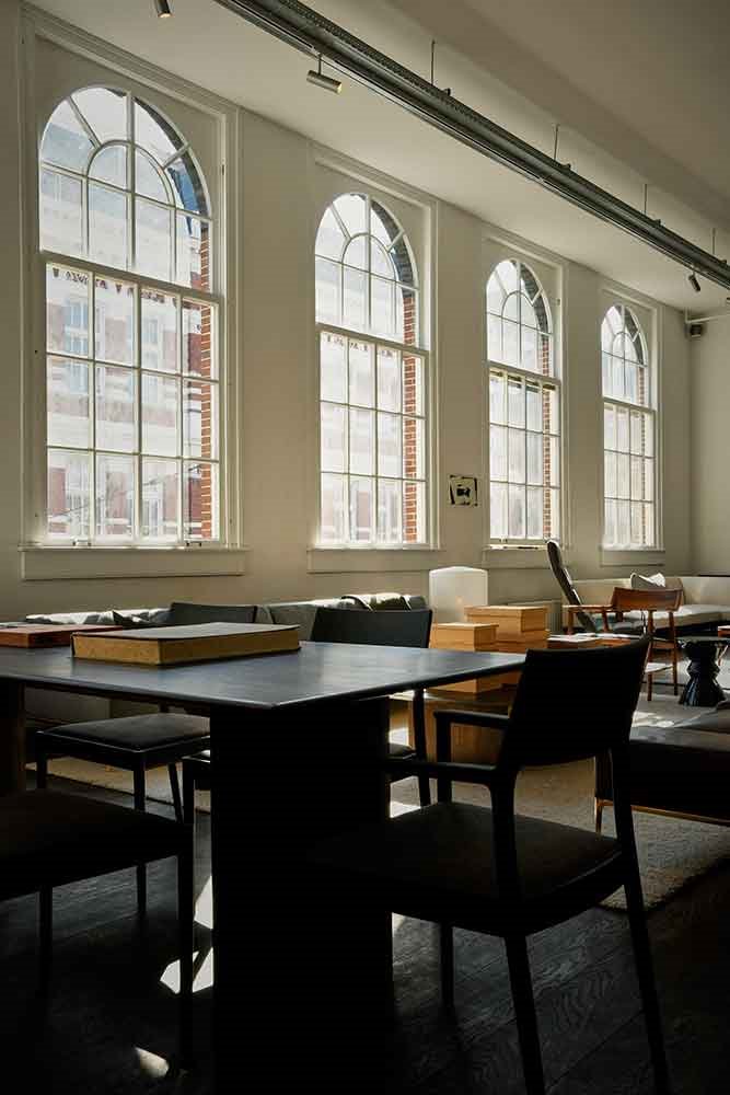 tienda-Time-and-Style-Amsterdam-edificio-historico-ventanas-muebles-japoneses