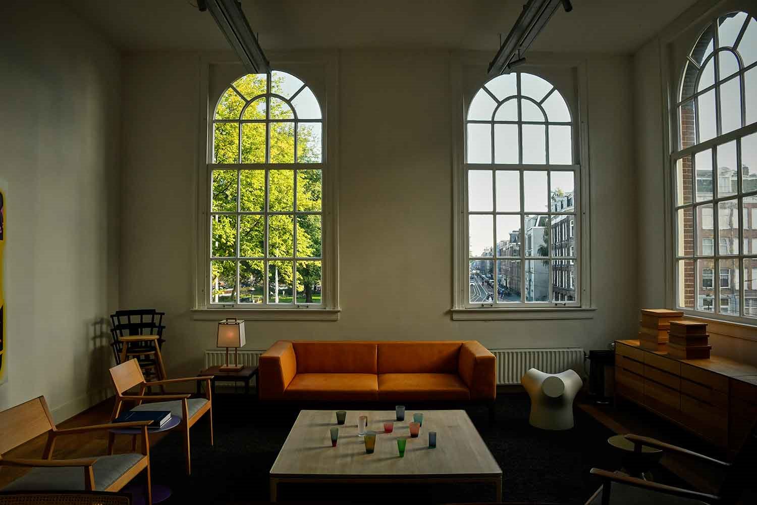 tienda-Time-and-Style-Amsterdam-sofas-sillas-mesas-y-ventanas