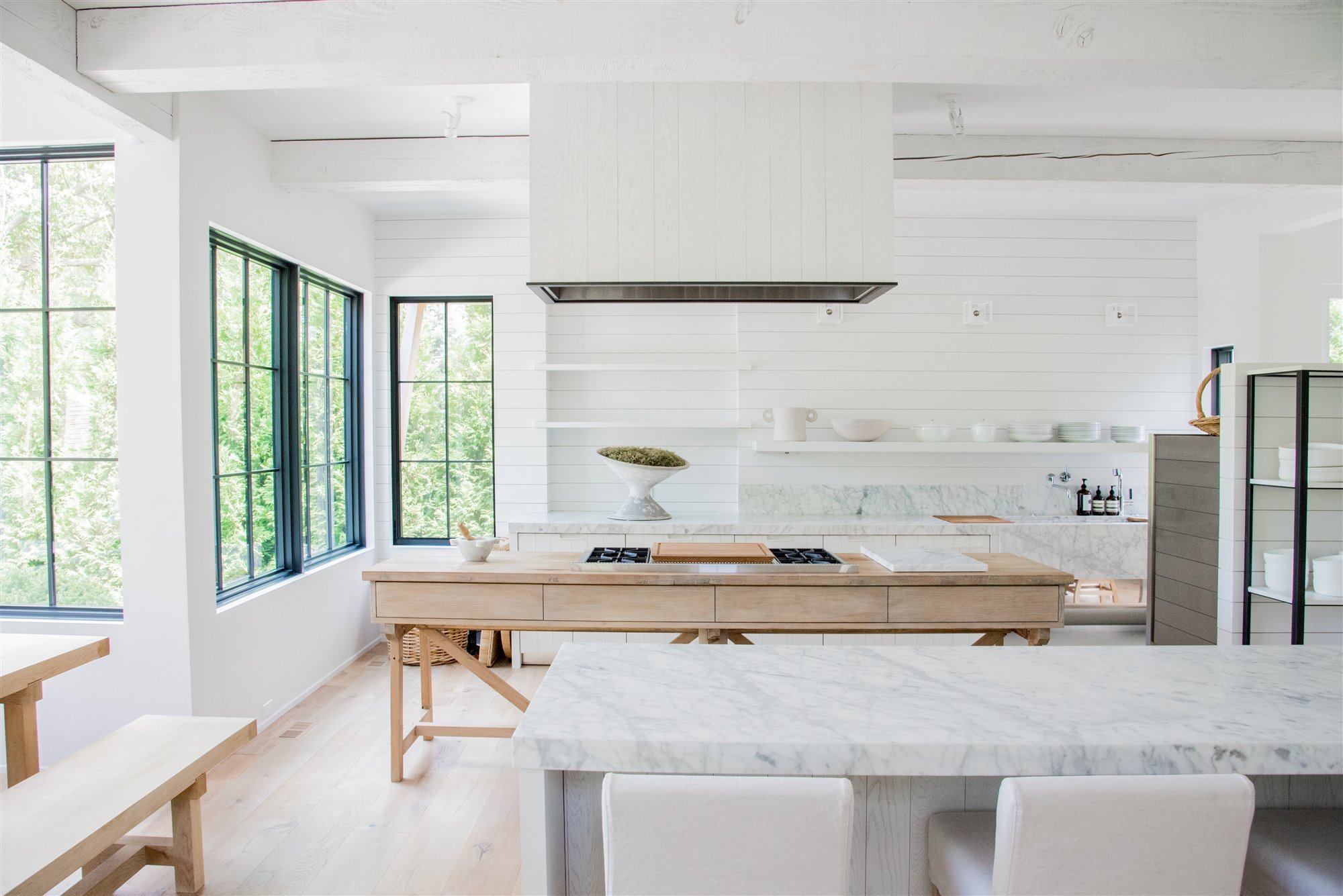 Cocina blanca con mesa de madera lavada