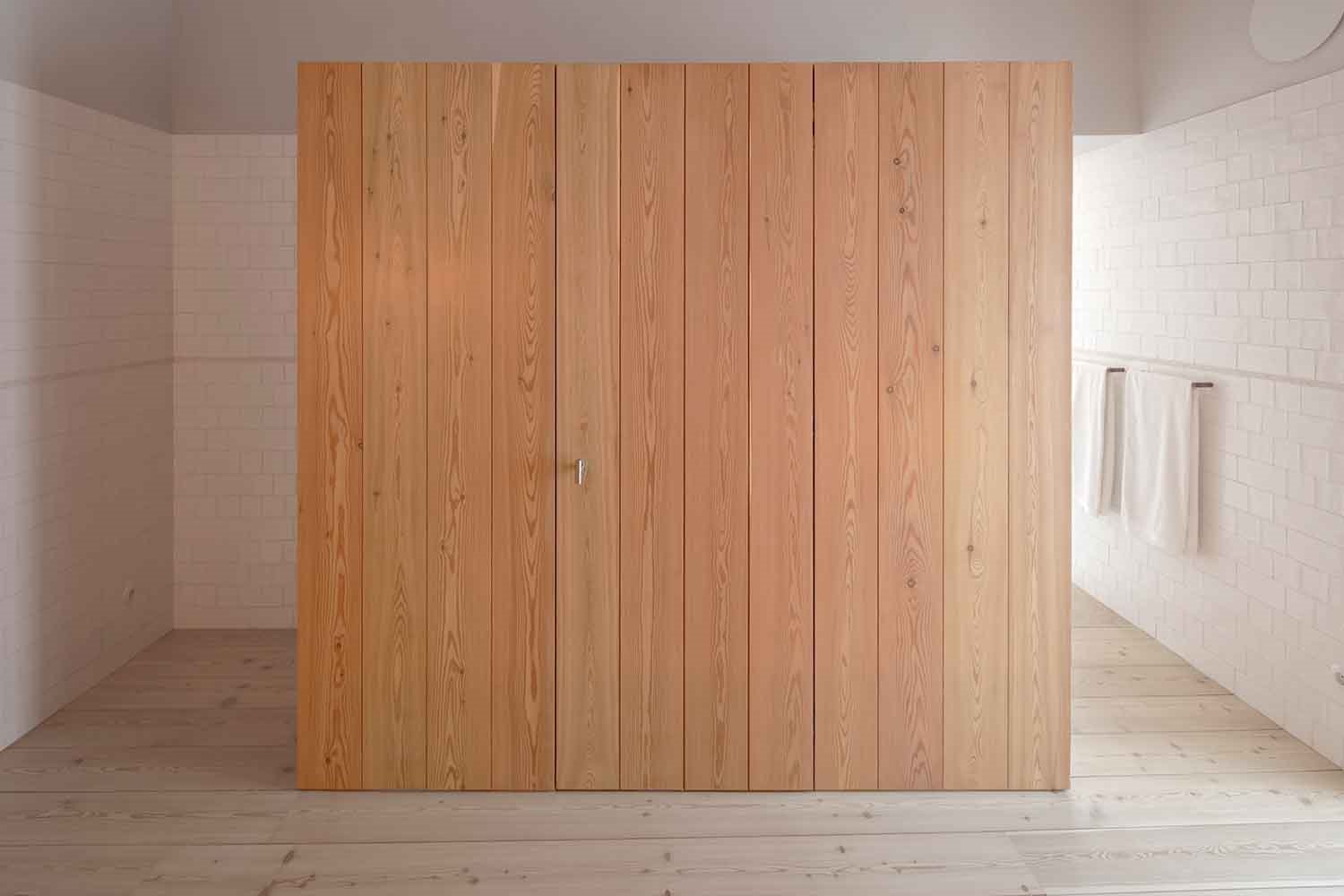 Hotel-Santa-Clara-Lisboa-Aires-Mateus-baño-original-de-madera