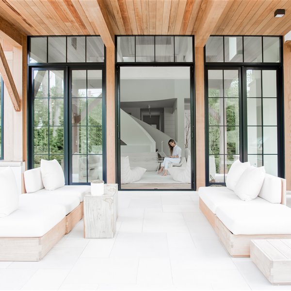 porche bancos de madera de obra con colchonetas blancas