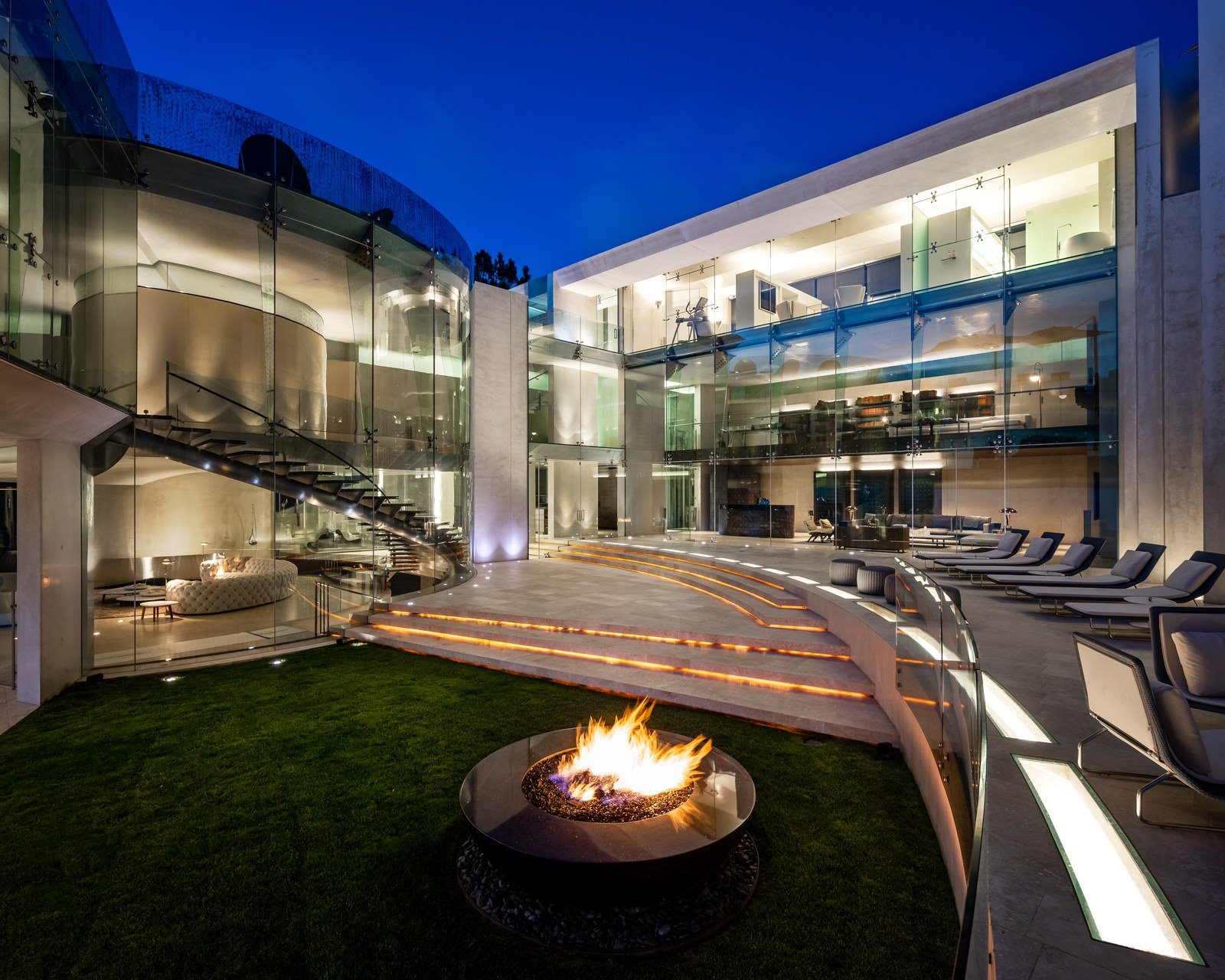 The-Razor-House-exterior-noche