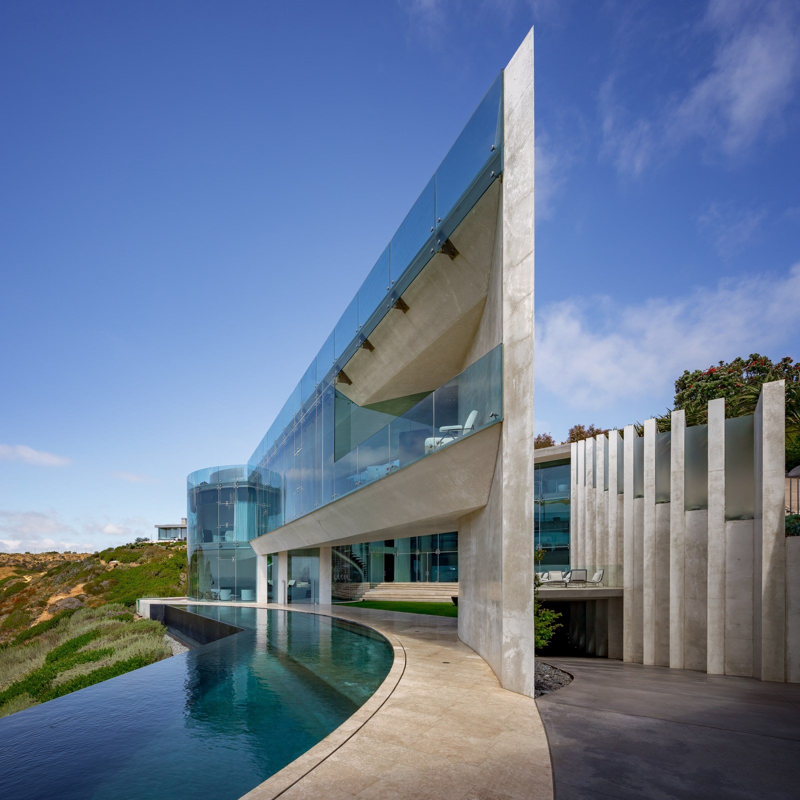 The-Razor-House-piscina-garaje