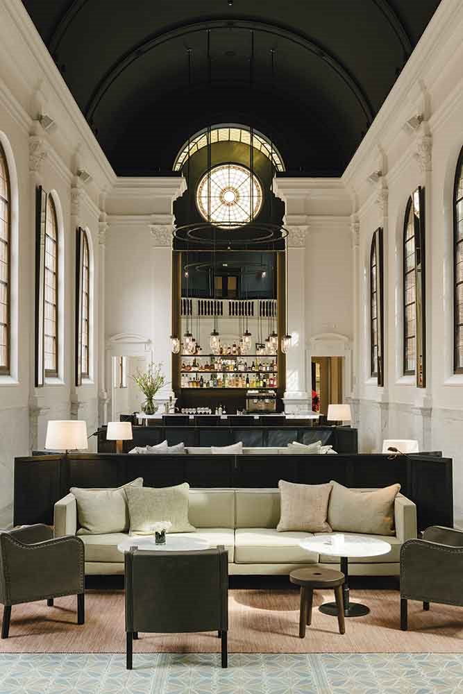 antigua capilla transformada en bar en el Hotel August de Amberes con reforma de Vincent van Duysen