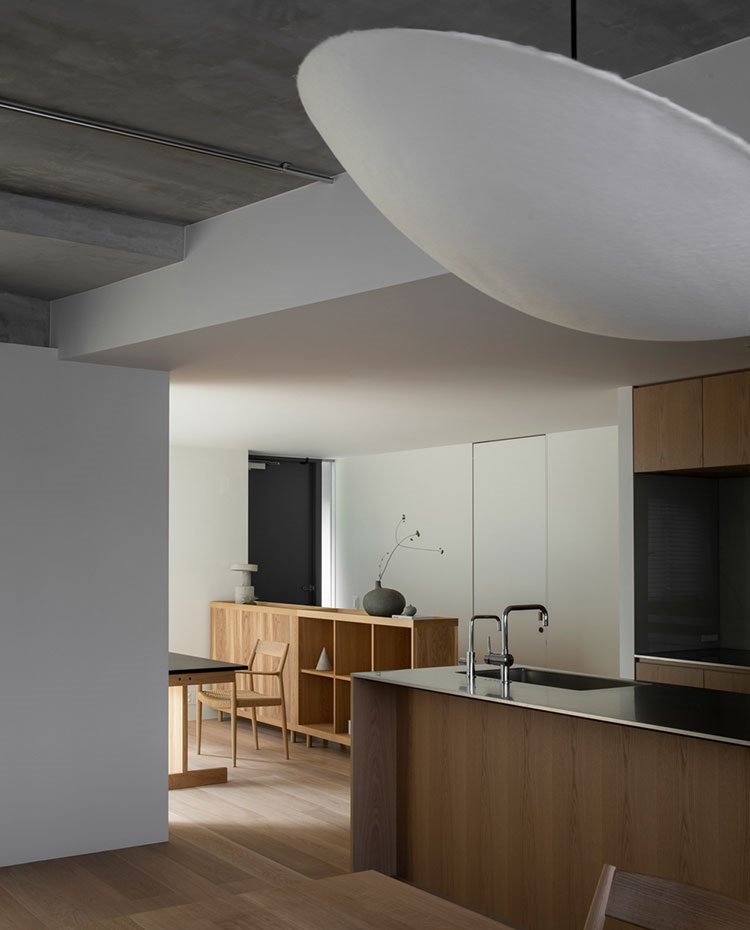 Cocina abierta en isla, módulo almacenaje separador, silla y mesa de comedor