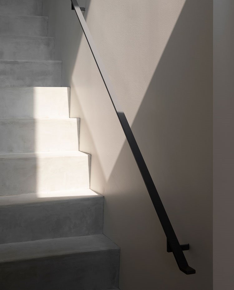Detalle tirador de escaleras de hormigón