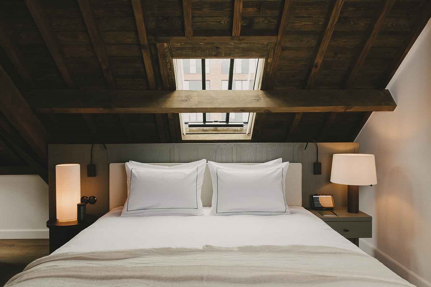 dormitorio-buhardilla-en-el-hotel-August-de-Amberes-con-reforma-de-Vincent-van-Duysen