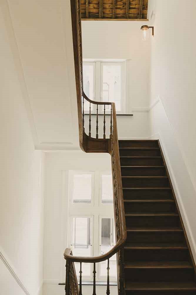 escalera-hotel-August-en-Amberes-con-reforma-de-Vincent-van-Duysen