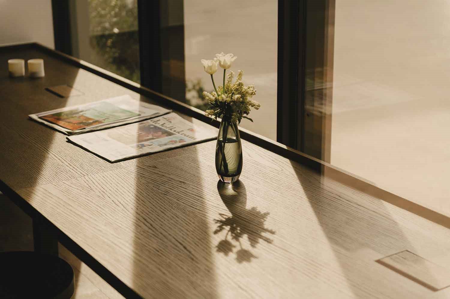 mesa-con-vistas-en-el-hotel-August-de-Amberes-con-reforma-del-arquitecto-Vincent-van-Duysen-detalle-florero