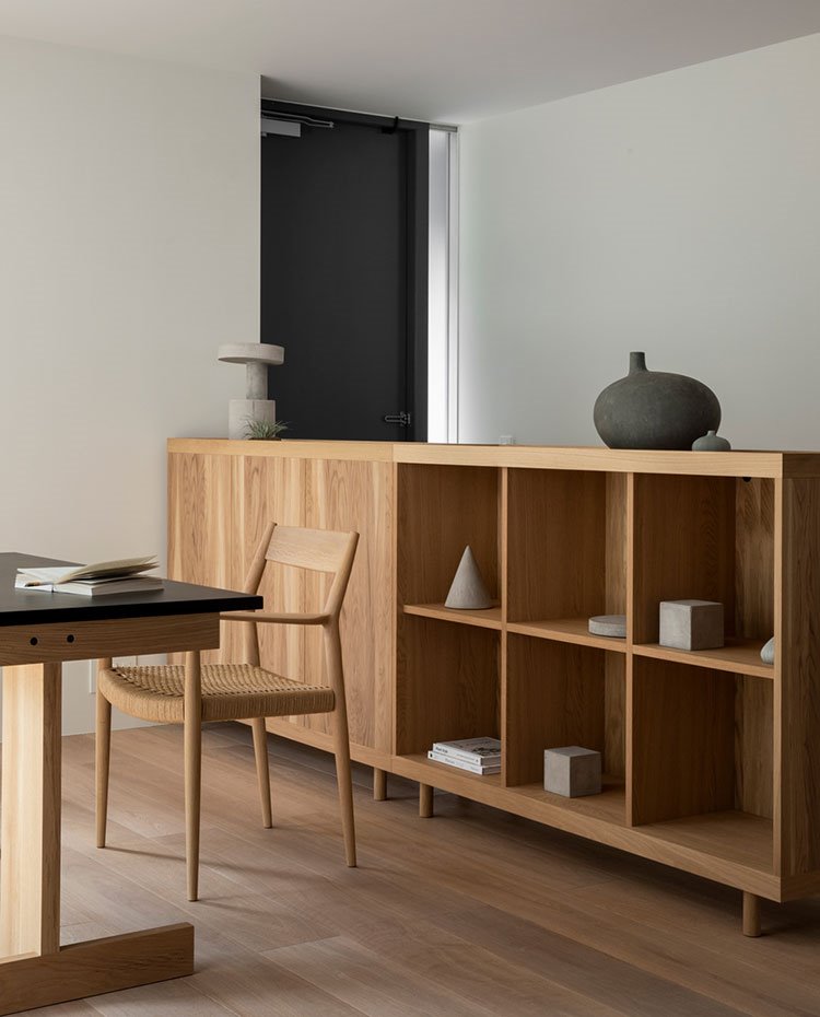 Mesa de comedor con silla de madera y módulo contendor de madera
