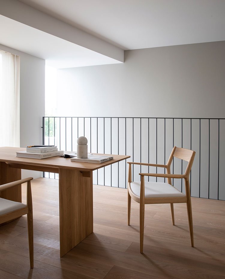 Mesa de madera, sillas con estructura de madera y base ocre y. suelo de madera