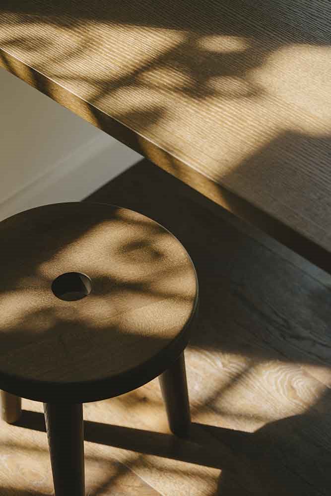 mesa-y-taburete-de-madera-del-hotel-August-de-Amberes-con-reforma-de-Vincent-van-Duysen