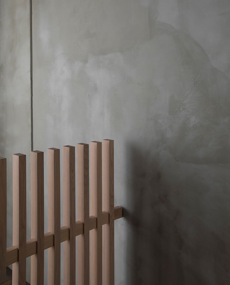 Pared de hormigón con detalle de barandilla de madera