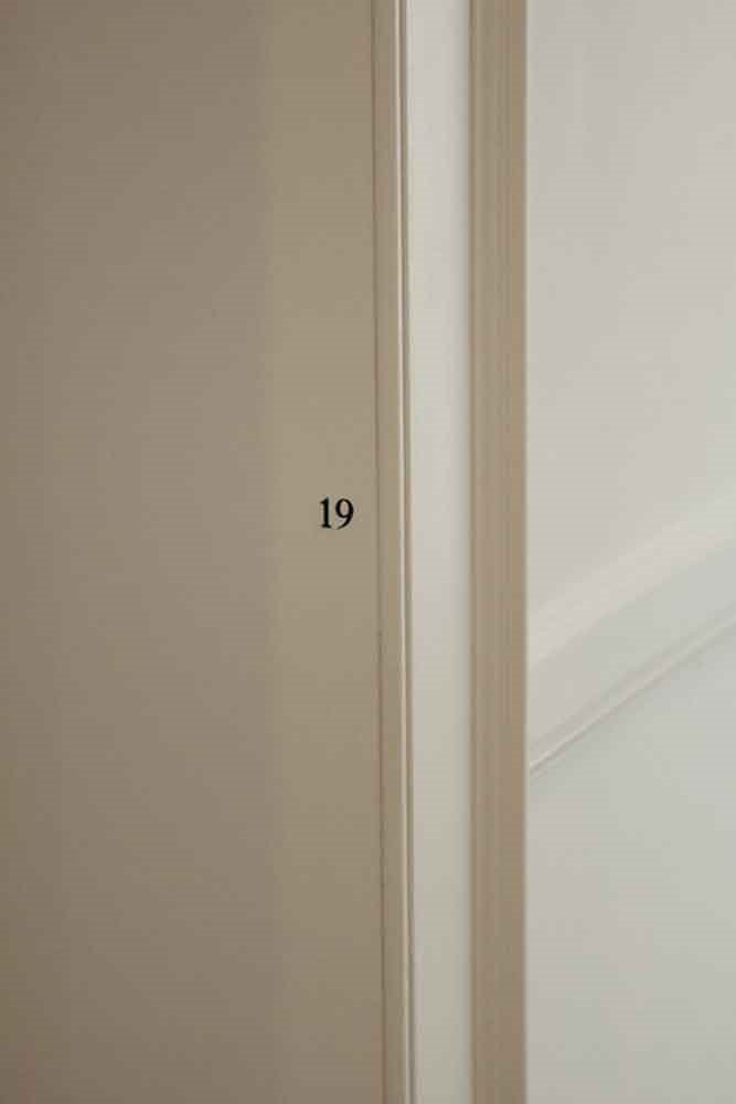 puerta-de-la-habitacion-del-hotel-August-de-Amberes-con-reforma-del-arquitecto-Vincent-van-Duysen