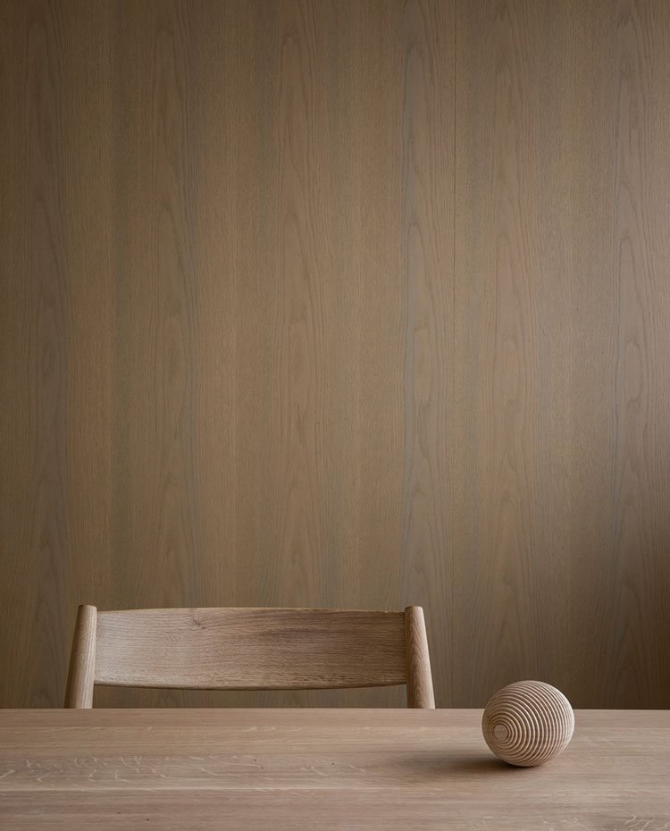 Revestimiento, silla, sobre de mesa y esfera, todo de madera