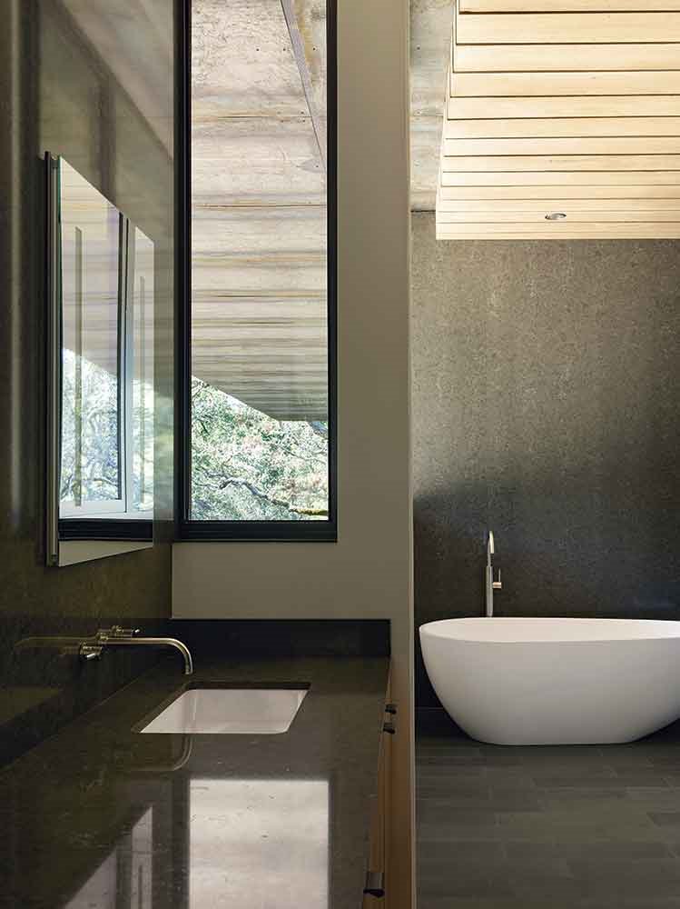 bano-de-la-casa-Miner-Road-de-FaulknerArchitects Orinda-64