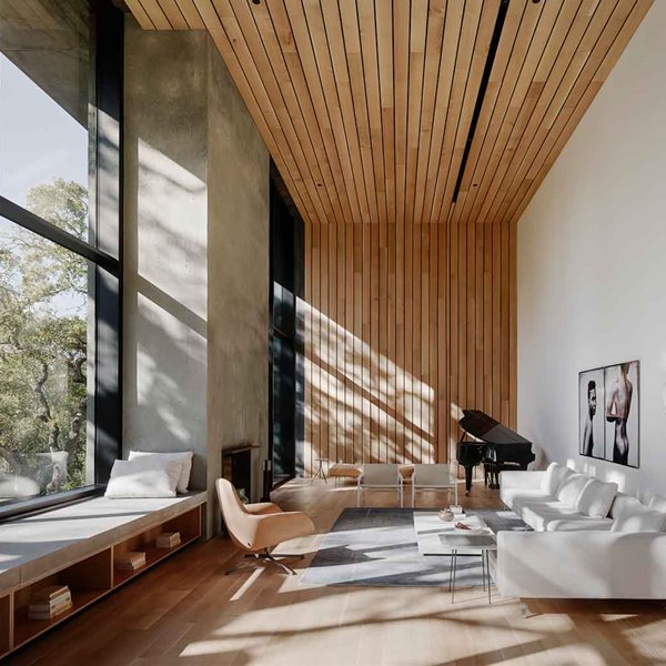 En esta casa, el bosque es el material arquitectónico protagonista