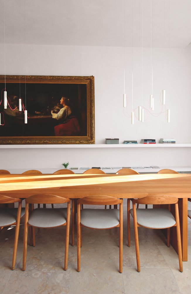 Comedor con mesa de roble del hotel Santa Clara de Aires Mateus en Lisboa