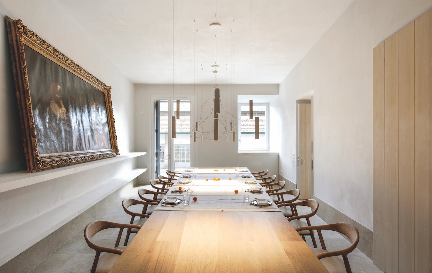 Comedor mesa de madera sillas Hotel Santa Clara Lisboa Aires Mateus