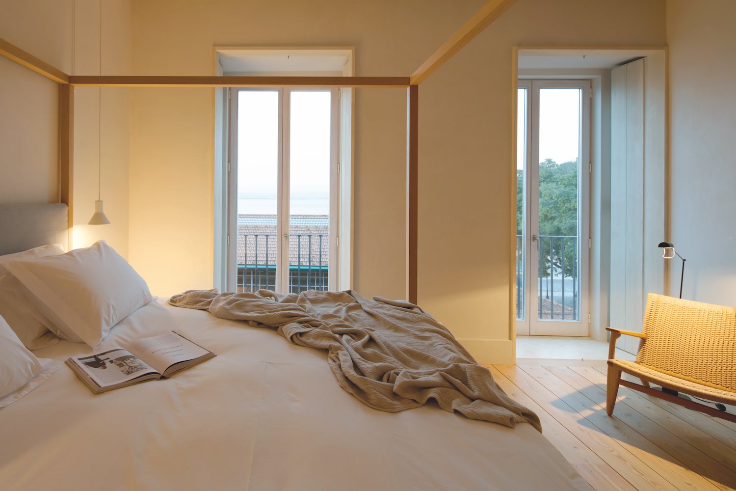 Dormitorio cama con dosel Hotel Santa Clara Aires Mateus Lisboa