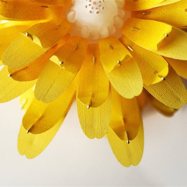 Las flores artificiales que salvarán la vida de los insectos en las ciudades